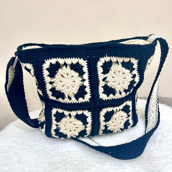 Elegant Black and Cream Crossbody Bag - Picture 2 of 9